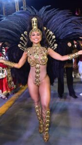 Mileide Mihaile Instagram - Abelhinhas, estou em êxtase! Gratidão resume tudo o que estou sentindo agora e senti na Anhembi. Desfilar como rainha de bateria na @grcesindependente sempre será uma experiência indescritível. Esse momento ficará gravado para sempre em minha memória. Agradeço a todos que tornaram esse sonho possível, e à comunidade que me acolhe com tanto amor e carinho. Que esta jornada continue a inspirar e celebrar a grandeza da nossa cultura e tradição! #CarnavalDaMileide São Paulo, Brazil
