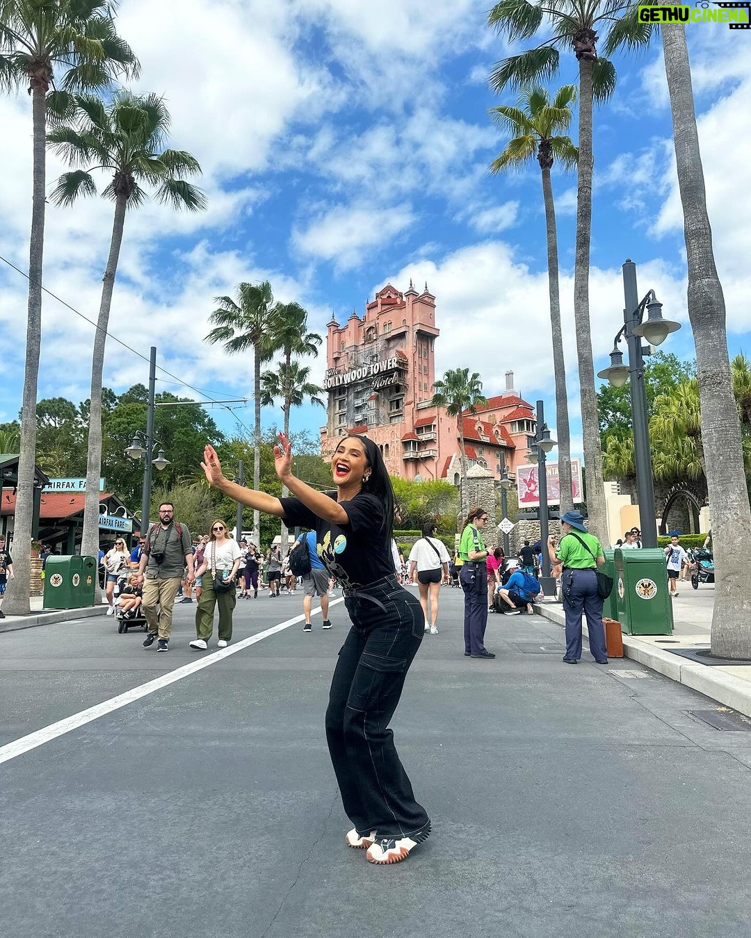Mileide Mihaile Instagram - Dump 3/8 no Parque que tem todo o meu coração! 🐭🤠 1 - Foto clássica em frente ao elevador do terror (essa atração é quase parada obrigatória). 2 - Tentando um clique ousado. 3 - Consegui depois de sei lá quantos saltos. 4 - Muitos papos cabeças e declarações de amor com meu filho que está do meu tamanho, socorro. 5 - O mais esperado e amado da Disneylândia. 6 - Yhudy, colecionador de selfies de cria (nomenclatura que não sai do seu vocabulário nessa fase). 7 - Pluto sendo gaiato, nem acreditei. 8 - Selfie após a gaiatice com o mais simpático do almoço. 9 - Minha amiga, irmã e parceira de vida. 10 - Uma nativa passeando por aí. Walt Disney World's Hollywood Studio Park