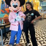 Mileide Mihaile Instagram - Dump 3/8 no Parque que tem todo o meu coração! 🐭🤠 1 - Foto clássica em frente ao elevador do terror (essa atração é quase parada obrigatória). 2 - Tentando um clique ousado. 3 - Consegui depois de sei lá quantos saltos. 4 - Muitos papos cabeças e declarações de amor com meu filho que está do meu tamanho, socorro. 5 - O mais esperado e amado da Disneylândia. 6 - Yhudy, colecionador de selfies de cria (nomenclatura que não sai do seu vocabulário nessa fase). 7 - Pluto sendo gaiato, nem acreditei. 8 - Selfie após a gaiatice com o mais simpático do almoço. 9 - Minha amiga, irmã e parceira de vida. 10 - Uma nativa passeando por aí. Walt Disney World's Hollywood Studio Park