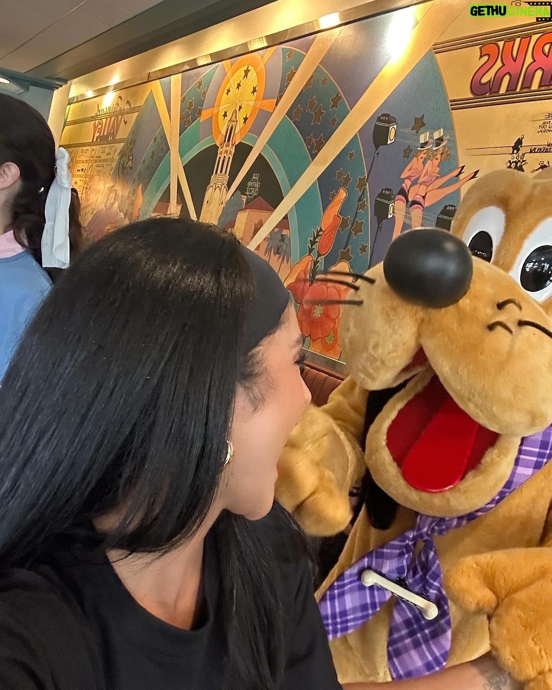 Mileide Mihaile Instagram - Dump 3/8 no Parque que tem todo o meu coração! 🐭🤠 1 - Foto clássica em frente ao elevador do terror (essa atração é quase parada obrigatória). 2 - Tentando um clique ousado. 3 - Consegui depois de sei lá quantos saltos. 4 - Muitos papos cabeças e declarações de amor com meu filho que está do meu tamanho, socorro. 5 - O mais esperado e amado da Disneylândia. 6 - Yhudy, colecionador de selfies de cria (nomenclatura que não sai do seu vocabulário nessa fase). 7 - Pluto sendo gaiato, nem acreditei. 8 - Selfie após a gaiatice com o mais simpático do almoço. 9 - Minha amiga, irmã e parceira de vida. 10 - Uma nativa passeando por aí. Walt Disney World's Hollywood Studio Park