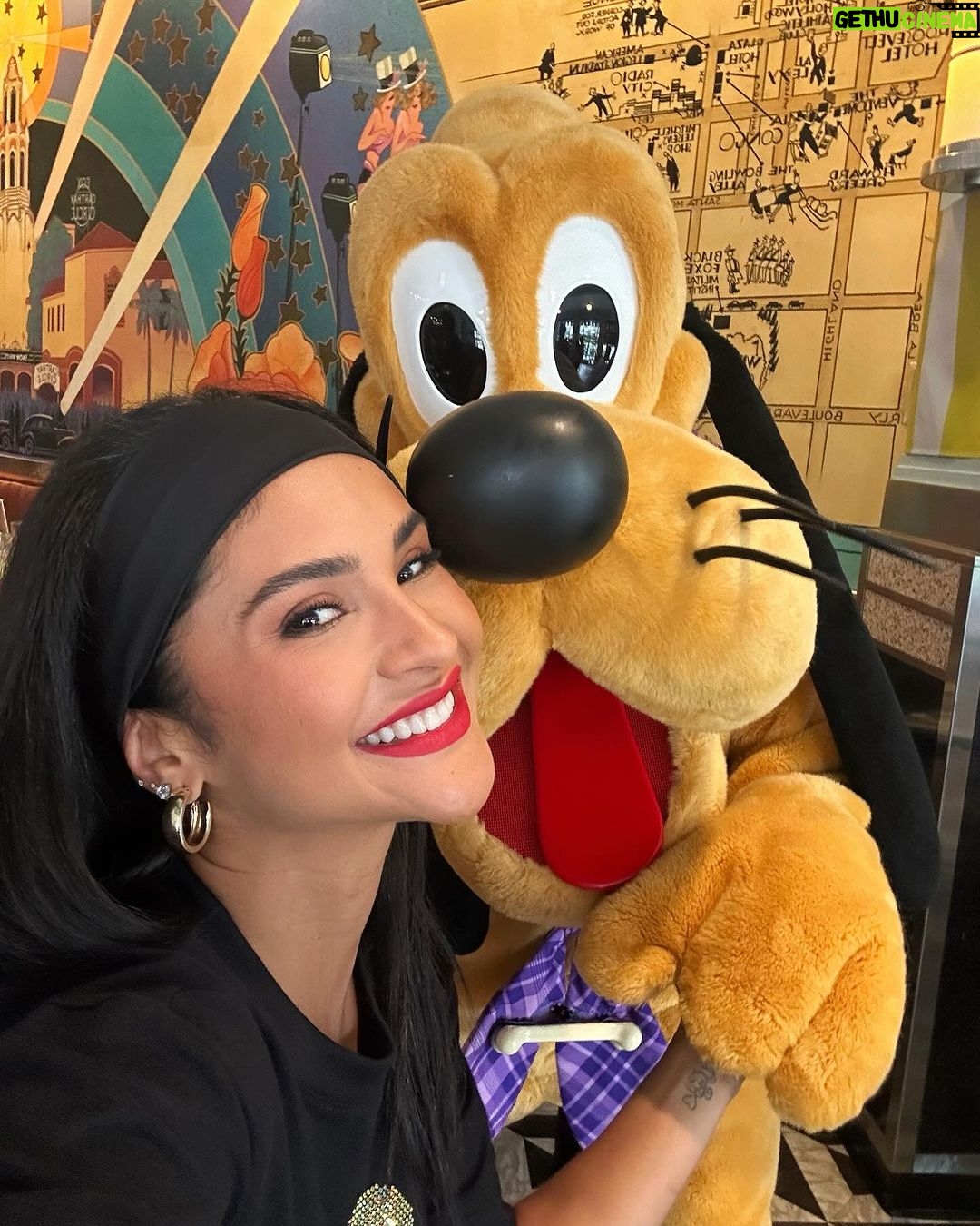 Mileide Mihaile Instagram - Dump 3/8 no Parque que tem todo o meu coração! 🐭🤠 1 - Foto clássica em frente ao elevador do terror (essa atração é quase parada obrigatória). 2 - Tentando um clique ousado. 3 - Consegui depois de sei lá quantos saltos. 4 - Muitos papos cabeças e declarações de amor com meu filho que está do meu tamanho, socorro. 5 - O mais esperado e amado da Disneylândia. 6 - Yhudy, colecionador de selfies de cria (nomenclatura que não sai do seu vocabulário nessa fase). 7 - Pluto sendo gaiato, nem acreditei. 8 - Selfie após a gaiatice com o mais simpático do almoço. 9 - Minha amiga, irmã e parceira de vida. 10 - Uma nativa passeando por aí. Walt Disney World's Hollywood Studio Park