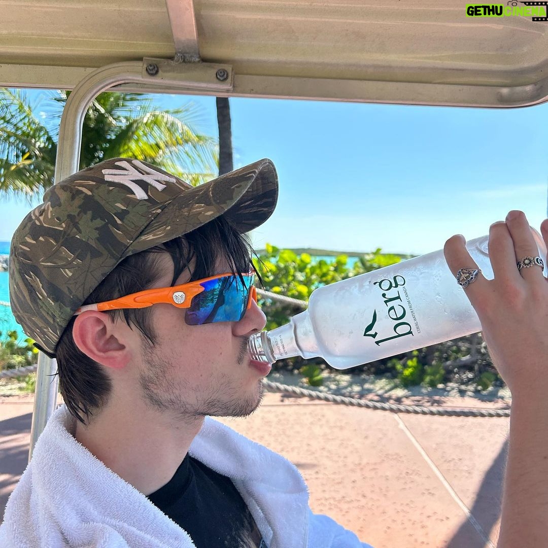Milo Manheim Instagram - YOOO THE @disneycruiseline KNOWS WHATS UP!! Thank you Mickey and Minnie, for supplying an unforgettable adventure!!