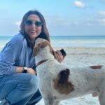 Mimi Chakraborty Instagram – Meet grumpy Helen nd cute baby boys🐕🌊🐈