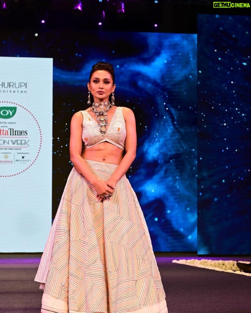 Mimi Chakraborty Instagram - Kolkata Fashion week💕 Glam & Glitz Wearing @rabhisek @bohurupi_santiniketan A collection focusing on Sustainable fashion, and goes deep into the roots of being a bengali. For @timesfashionweek @calcuttatimes what an excellent show. My love to each and every one for a stellar and super successful show. And last but not the least my 💕TEAM @sarmistha1992 @siladitya_dutta @bipradip_chakraborty @i_jyotirmoy @sahababusona And definitely each and everyone who cheered for me up there.You have my heart 💕