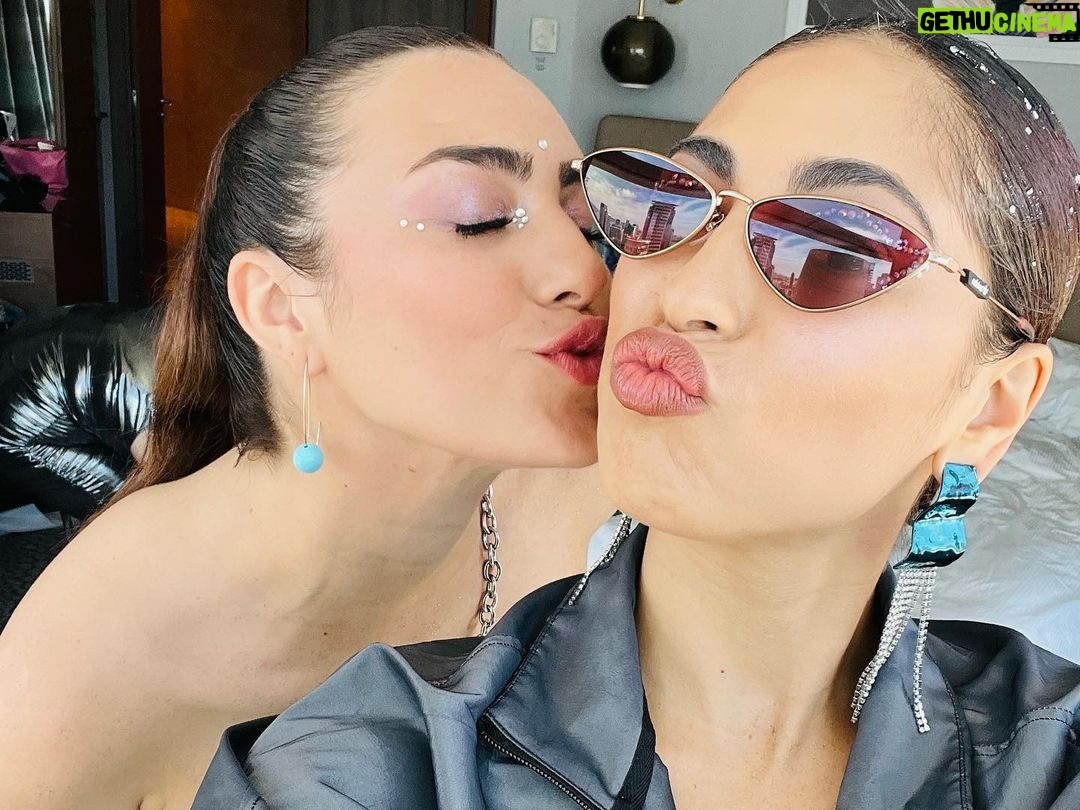 Mina El Hammani Instagram - Pues ya estaría🥹 Ayer frené el tiempo con LA REINA DE LAS REINAS ❤️ @beyonce gracias por inspirarme en mi niñez y generarme sueños e ilusión que siguen a día de hoy ♥️ Ellas @rosamarti__ @sofiamarti__ @candelaferriol increíble vivirlo con vosotras🫶🏽 os amo infinito 🦋 @hiltondiagonalmarbcn gracias por ser los mejores anfitriones ♥️ Hilton Diagonal Mar Barcelona