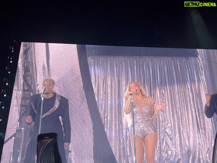 Mina El Hammani Instagram - Pues ya estaría🥹 Ayer frené el tiempo con LA REINA DE LAS REINAS ❤️ @beyonce gracias por inspirarme en mi niñez y generarme sueños e ilusión que siguen a día de hoy ♥️ Ellas @rosamarti__ @sofiamarti__ @candelaferriol increíble vivirlo con vosotras🫶🏽 os amo infinito 🦋 @hiltondiagonalmarbcn gracias por ser los mejores anfitriones ♥️ Hilton Diagonal Mar Barcelona