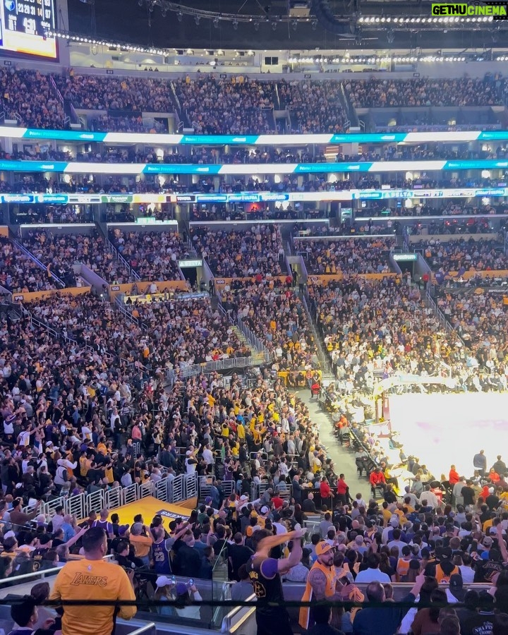 Mina El Hammani Instagram - Ayer fuimos a ver a los Lakers, teníamos que haber jugado pero estábamos demasiado cansadas después del entrenamiento del miércoles en Venice 😏🏀🏆 Desliza hasta el final para saber por qué jiji 😛 Gracias @itsgringa por esta súper experiencia, eres lo máximo 🦋 Crypto.com Arena