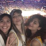 Mina El Hammani Instagram - Ayer fuimos a ver a los Lakers, teníamos que haber jugado pero estábamos demasiado cansadas después del entrenamiento del miércoles en Venice 😏🏀🏆 Desliza hasta el final para saber por qué jiji 😛 Gracias @itsgringa por esta súper experiencia, eres lo máximo 🦋 Crypto.com Arena