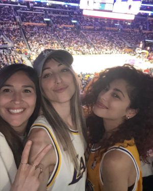 Mina El Hammani Instagram - Ayer fuimos a ver a los Lakers, teníamos que haber jugado pero estábamos demasiado cansadas después del entrenamiento del miércoles en Venice 😏🏀🏆 

Desliza hasta el final para saber por qué jiji 😛 

Gracias @itsgringa por esta súper experiencia, eres lo máximo 🦋