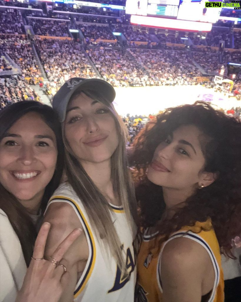 Mina El Hammani Instagram - Ayer fuimos a ver a los Lakers, teníamos que haber jugado pero estábamos demasiado cansadas después del entrenamiento del miércoles en Venice 😏🏀🏆 Desliza hasta el final para saber por qué jiji 😛 Gracias @itsgringa por esta súper experiencia, eres lo máximo 🦋 Crypto.com Arena
