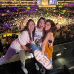 Mina El Hammani Instagram - Ayer fuimos a ver a los Lakers, teníamos que haber jugado pero estábamos demasiado cansadas después del entrenamiento del miércoles en Venice 😏🏀🏆 Desliza hasta el final para saber por qué jiji 😛 Gracias @itsgringa por esta súper experiencia, eres lo máximo 🦋 Crypto.com Arena