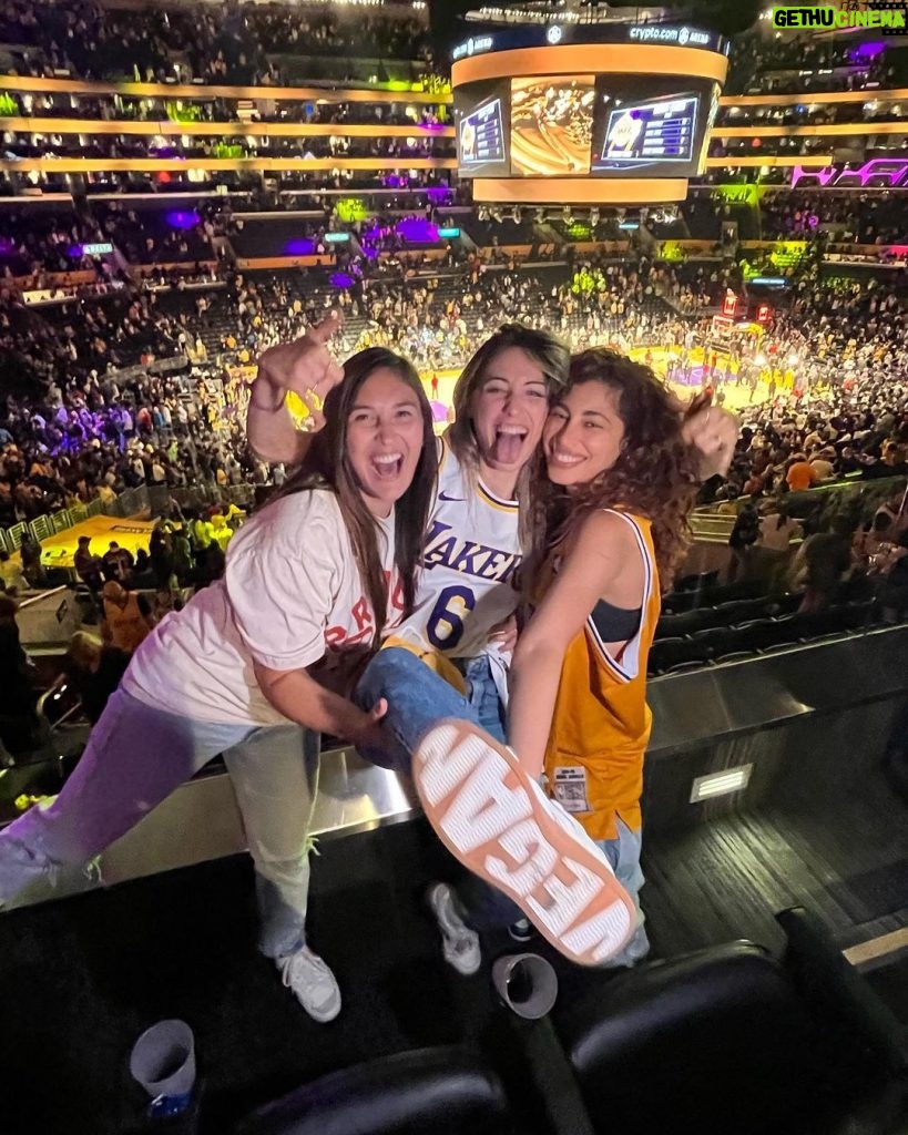 Mina El Hammani Instagram - Ayer fuimos a ver a los Lakers, teníamos que haber jugado pero estábamos demasiado cansadas después del entrenamiento del miércoles en Venice 😏🏀🏆 Desliza hasta el final para saber por qué jiji 😛 Gracias @itsgringa por esta súper experiencia, eres lo máximo 🦋 Crypto.com Arena