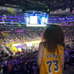 Mina El Hammani Instagram - Ayer fuimos a ver a los Lakers, teníamos que haber jugado pero estábamos demasiado cansadas después del entrenamiento del miércoles en Venice 😏🏀🏆 Desliza hasta el final para saber por qué jiji 😛 Gracias @itsgringa por esta súper experiencia, eres lo máximo 🦋 Crypto.com Arena