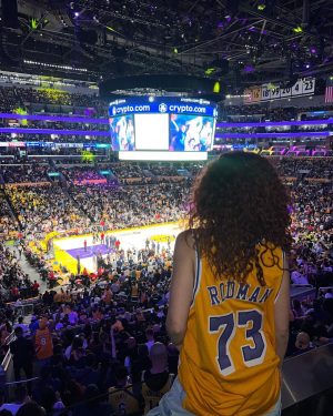 Mina El Hammani Instagram - Ayer fuimos a ver a los Lakers, teníamos que haber jugado pero estábamos demasiado cansadas después del entrenamiento del miércoles en Venice 😏🏀🏆 

Desliza hasta el final para saber por qué jiji 😛 

Gracias @itsgringa por esta súper experiencia, eres lo máximo 🦋