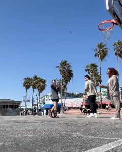 Mina El Hammani Instagram - Ayer fuimos a ver a los Lakers, teníamos que haber jugado pero estábamos demasiado cansadas después del entrenamiento del miércoles en Venice 😏🏀🏆 Desliza hasta el final para saber por qué jiji 😛 Gracias @itsgringa por esta súper experiencia, eres lo máximo 🦋 Crypto.com Arena