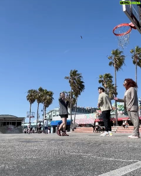 Mina El Hammani Instagram - Ayer fuimos a ver a los Lakers, teníamos que haber jugado pero estábamos demasiado cansadas después del entrenamiento del miércoles en Venice 😏🏀🏆 Desliza hasta el final para saber por qué jiji 😛 Gracias @itsgringa por esta súper experiencia, eres lo máximo 🦋 Crypto.com Arena