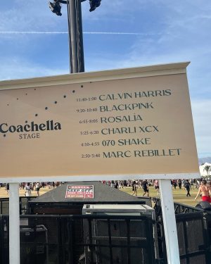 Mina El Hammani Instagram - COACHELLA 🥹💘🦋

Gozándolo muy fuerte con la R de RRRRREINA @rosalia.vt 🌹gracias por este regalo 

Y a mi @lauramontesinos43 por perrear conmigo hasta el suelo (y conducir 700 horas jajajajaja) tkm🥹🙏🏼💞