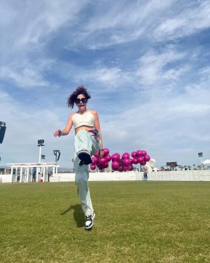 Mina El Hammani Instagram - COACHELLA 🥹💘🦋

Gozándolo muy fuerte con la R de RRRRREINA @rosalia.vt 🌹gracias por este regalo 

Y a mi @lauramontesinos43 por perrear conmigo hasta el suelo (y conducir 700 horas jajajajaja) tkm🥹🙏🏼💞