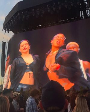 Mina El Hammani Instagram - COACHELLA 🥹💘🦋

Gozándolo muy fuerte con la R de RRRRREINA @rosalia.vt 🌹gracias por este regalo 

Y a mi @lauramontesinos43 por perrear conmigo hasta el suelo (y conducir 700 horas jajajajaja) tkm🥹🙏🏼💞