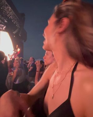 Mina El Hammani Instagram - COACHELLA 🥹💘🦋

Gozándolo muy fuerte con la R de RRRRREINA @rosalia.vt 🌹gracias por este regalo 

Y a mi @lauramontesinos43 por perrear conmigo hasta el suelo (y conducir 700 horas jajajajaja) tkm🥹🙏🏼💞