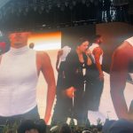 Mina El Hammani Instagram - COACHELLA 🥹💘🦋 Gozándolo muy fuerte con la R de RRRRREINA @rosalia.vt 🌹gracias por este regalo Y a mi @lauramontesinos43 por perrear conmigo hasta el suelo (y conducir 700 horas jajajajaja) tkm🥹🙏🏼💞 Coachella