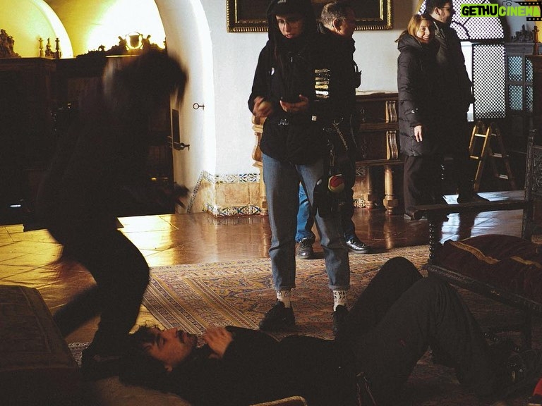 Mina El Hammani Instagram - Hace una semana terminamos el rodaje de #elmonstruodelafortuna dirigido por @manuelcastillohuber trabajar contigo es un regalo 🎬 Muy felices de coproducir este maravilloso proyecto 🖤 @quiet_producciones @lasierraproduce Gracias a todo el equipo por su increíble trabajo 🖤 Gracias @candela_izquierdo por estar al pie del cañón en todo momento ✨ Gracias @aliciaprecisa por acompañarme en esta maravillosa aventura te adoro 🫶🏽 Gracias @okmobility por llevarnos a todas partes y gracias @tastypokebar por darle sabor al rodaje 🎬 #clmdecine #castillalamancha 📸 @desastredefoto