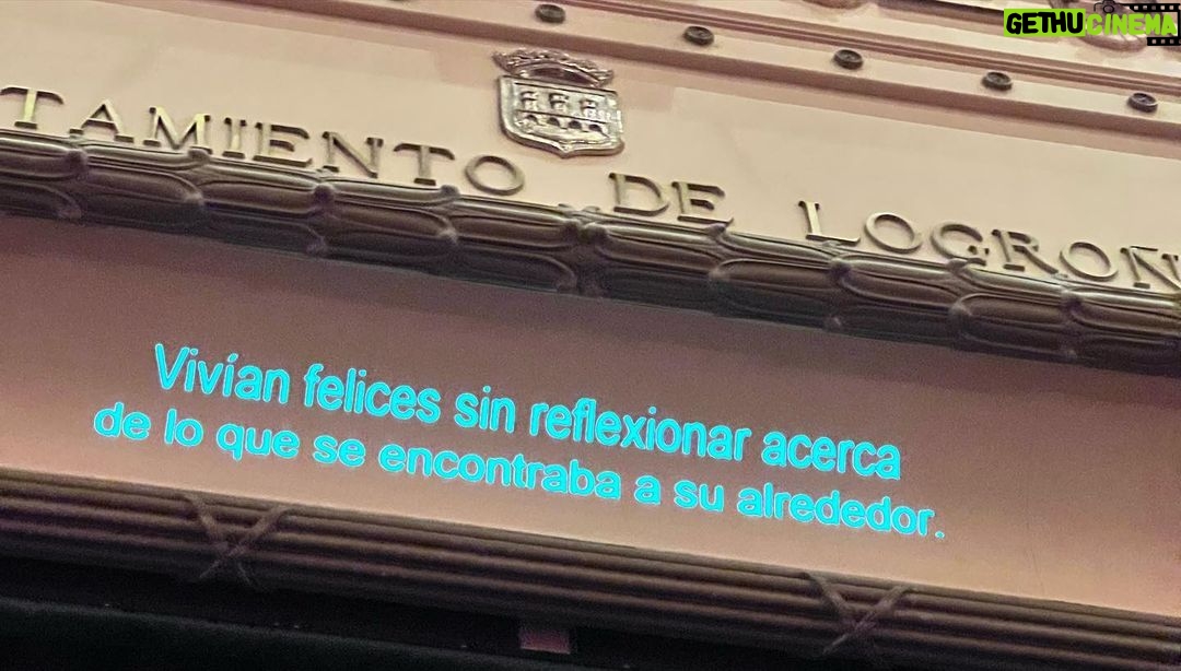 Mina El Hammani Instagram - Gracias Logroño💙 lo de anoche fue espectacular 🥹 Van quedando menos funciones y una se pone un poco tristona por acabar la gira 🥲 Disfrutar de mi trabajo y hacerlo con personas que quiero y admiro es lo mejorcito de lo mejorcito🥹 Si queréis viajar a Tebas os esperamos en @teatroolympia del 2 al 5 de febrero💙 #edipoatravesdelasllamas