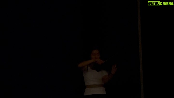 Mina El Hammani Instagram - Gracias Logroño💙 lo de anoche fue espectacular 🥹 Van quedando menos funciones y una se pone un poco tristona por acabar la gira 🥲 Disfrutar de mi trabajo y hacerlo con personas que quiero y admiro es lo mejorcito de lo mejorcito🥹 Si queréis viajar a Tebas os esperamos en @teatroolympia del 2 al 5 de febrero💙 #edipoatravesdelasllamas