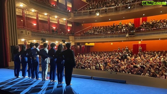 Mina El Hammani Instagram - Gracias Logroño💙 lo de anoche fue espectacular 🥹 Van quedando menos funciones y una se pone un poco tristona por acabar la gira 🥲 Disfrutar de mi trabajo y hacerlo con personas que quiero y admiro es lo mejorcito de lo mejorcito🥹 Si queréis viajar a Tebas os esperamos en @teatroolympia del 2 al 5 de febrero💙 #edipoatravesdelasllamas