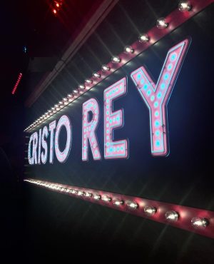 Mina El Hammani Instagram - Anoche me fui de estreno con mi @aliciaprecisa y disfrutamos de la nueva producción #CristoyRey✨

Felicidades a todxs los actores y a todo el equipo ✨

Gracias @mariaroberts25 por el cambio de look en tiempo récord 🧡

A mi @capelliercapellier @oscar_garciajunco_lopor ayudarme siempre 🫶🏽

Y gracias a mi @lumuah @guerlain por maquillarme siempre con tanto mimo 🫶🏽
