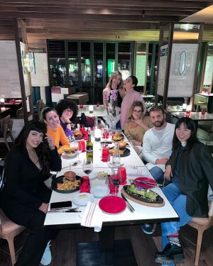 Mina El Hammani Instagram - Cumplir años rodeada de gente que amo y adoro y respeto es de las mejores sensaciones que puedo vivir🥹

Gracias amigxs por estar siempre💕 a mi @alfonsnieto por hacerme las mejores sorpresas y estar siempre a mi lado🥹

A mis amigas bellas por alegrarme cada segundo de la vida ♥️

A @hrhmadrid por ser los mejores anfitriones y vivir esta experiencia con vosotros 🖤

Gracias a todxs  por las felicitaciones 🥹♥️

Soy una mujer muy afortunada✨

Gracias vida 🌹