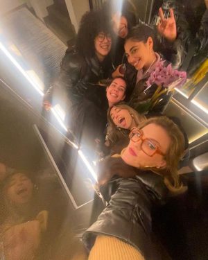 Mina El Hammani Instagram - Cumplir años rodeada de gente que amo y adoro y respeto es de las mejores sensaciones que puedo vivir🥹

Gracias amigxs por estar siempre💕 a mi @alfonsnieto por hacerme las mejores sorpresas y estar siempre a mi lado🥹

A mis amigas bellas por alegrarme cada segundo de la vida ♥️

A @hrhmadrid por ser los mejores anfitriones y vivir esta experiencia con vosotros 🖤

Gracias a todxs  por las felicitaciones 🥹♥️

Soy una mujer muy afortunada✨

Gracias vida 🌹