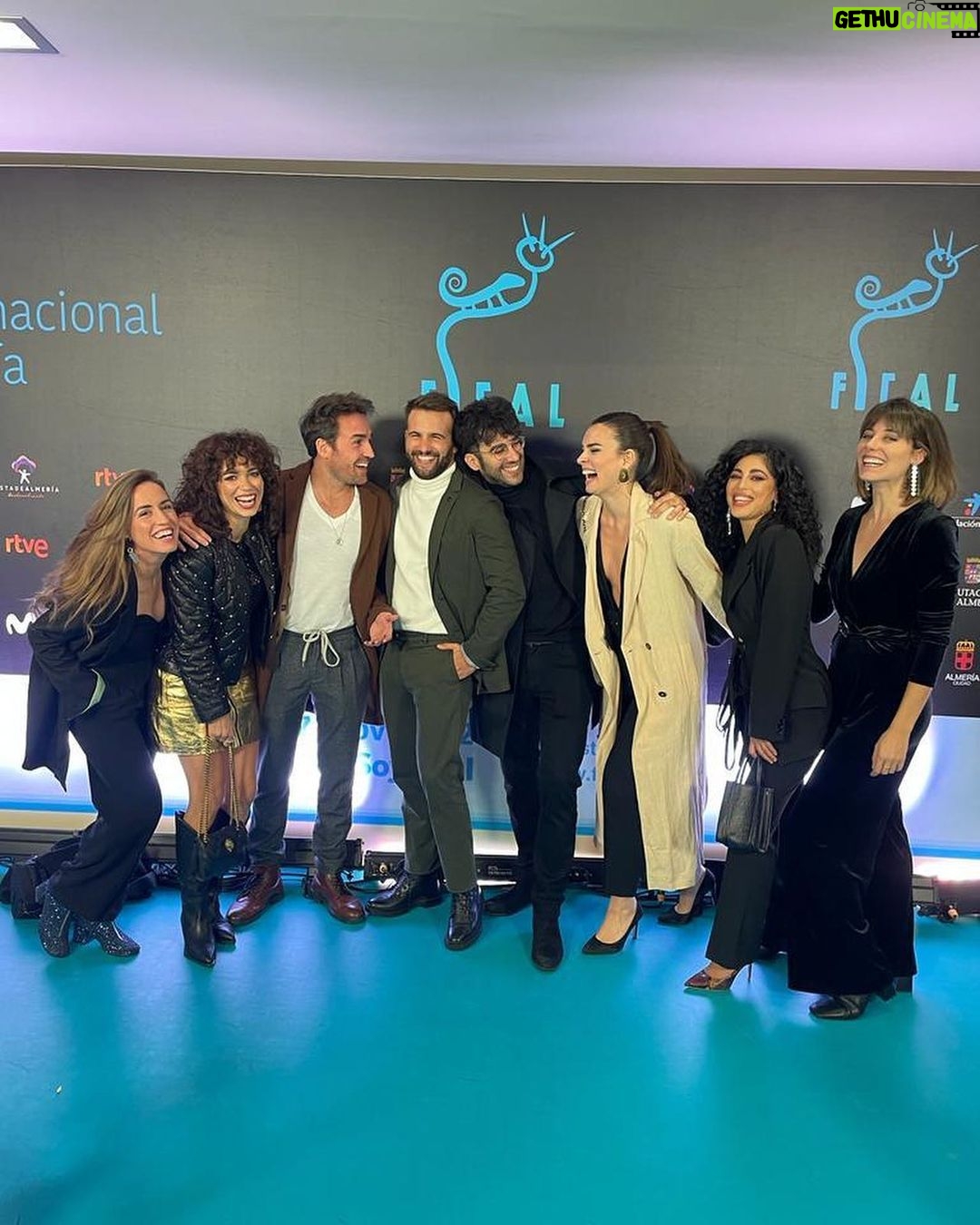 Mina El Hammani Instagram - Gracias @festivalmeria por tratarnos tan bien y cuidar cada detalle🖤 Feliz de compartir estos momentos con amig@s y compañer@s de la profesión 🫶🏽 @guerlain @lumuah @capelliercapellier @messikajewelry @ehmoda @habeyclub