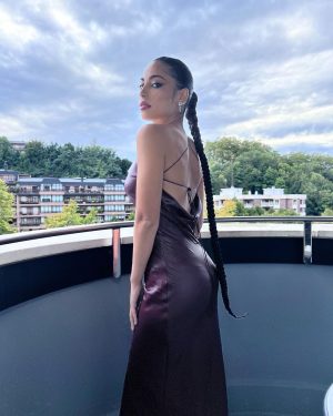 Mina El Hammani Instagram - El sábado disfrute como nunca la gala de clausura en @sansebastianfes y los días previos acompañada de grandes compañeros y compañeras de la profesión 🤍

Gracias a todo el equipo de @audispain por cuidarnos tanto y crear experiencias inolvidables❤️

Gracias @capelliercapellier @cristorguez @guerlain  por acompañarme siempre y crear looks increíbles ✨