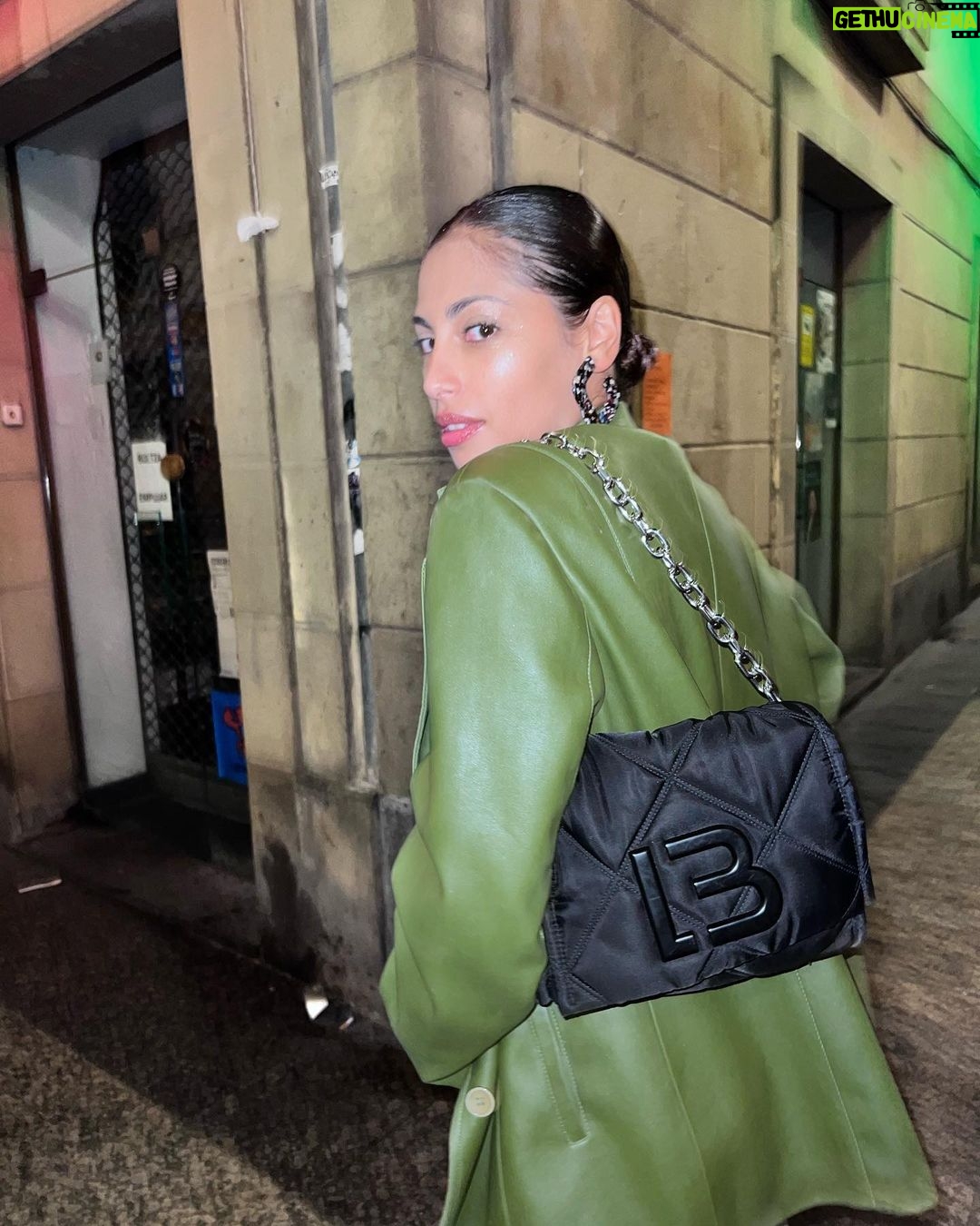 Mina El Hammani Instagram - 24 horas en San Sebastián celebrando a mi @rosamarti__ 🌹