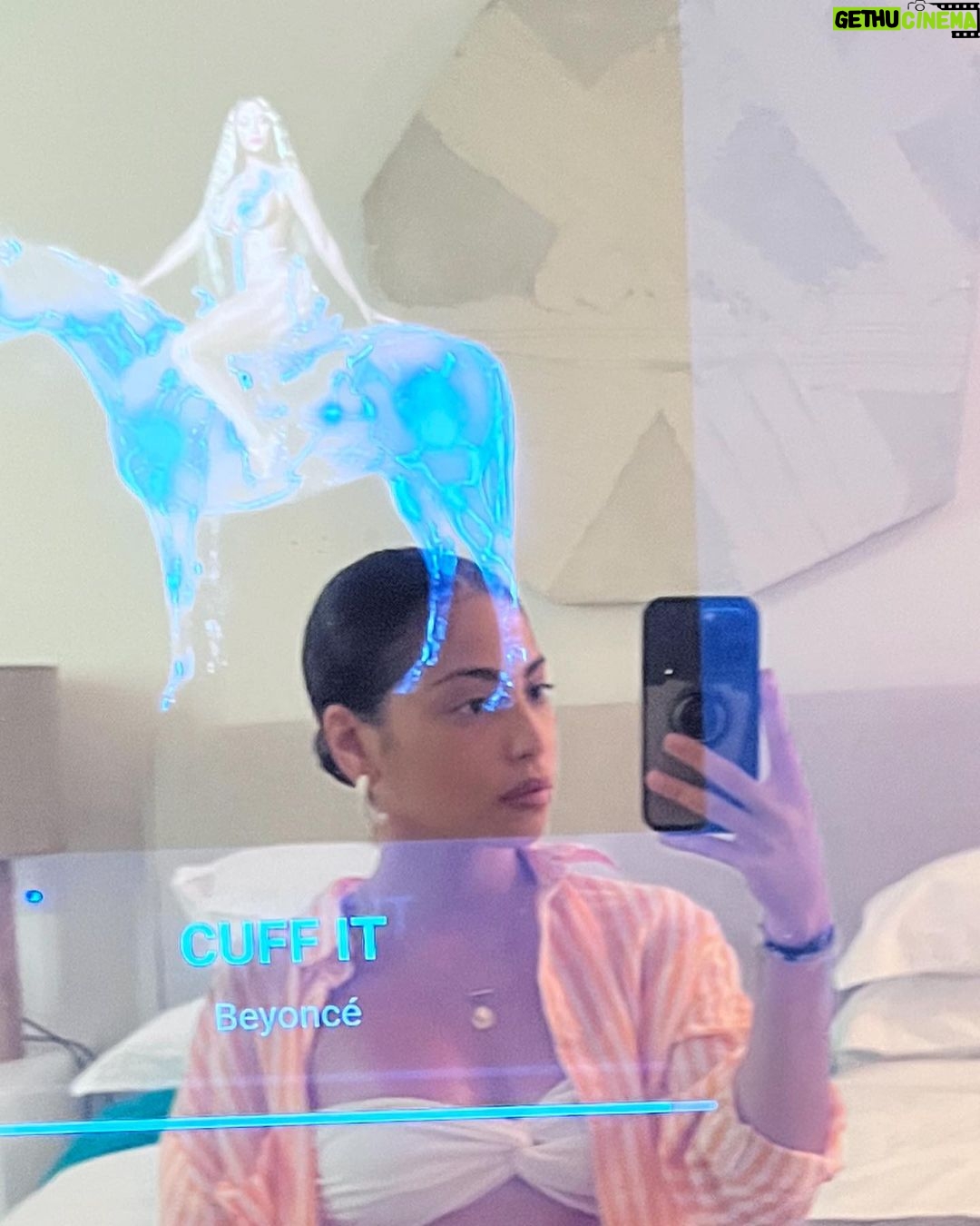 Mina El Hammani Instagram - Mi reina apareciendo en los momentos oportunos 🤍