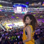 Mina El Hammani Instagram - Ayer fuimos a ver a los Lakers, teníamos que haber jugado pero estábamos demasiado cansadas después del entrenamiento del miércoles en Venice 😏🏀🏆 Desliza hasta el final para saber por qué jiji 😛 Gracias @itsgringa por esta súper experiencia, eres lo máximo 🦋 Crypto.com Arena