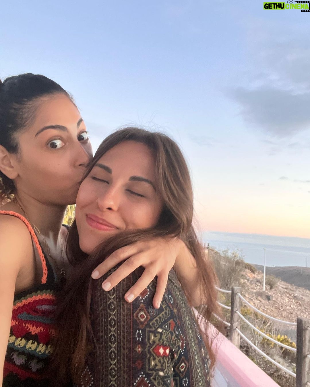 Mina El Hammani Instagram - Feliz cumpleaños a mi hermanita bonita🌹 Tengo mucha suerte de tenerte a mi lado cada día✨eres el ser humano más bonito y bueno que conozco. Gracias por estar siempre y afrontar todos los momentos con serenidad y una sonrisa. Eres la mejor hermana mayor que podría soñar 🤍 Te quiero ♾ ❤️ ❤️❤️❤️❤️❤️❤️❤️❤️❤️❤️