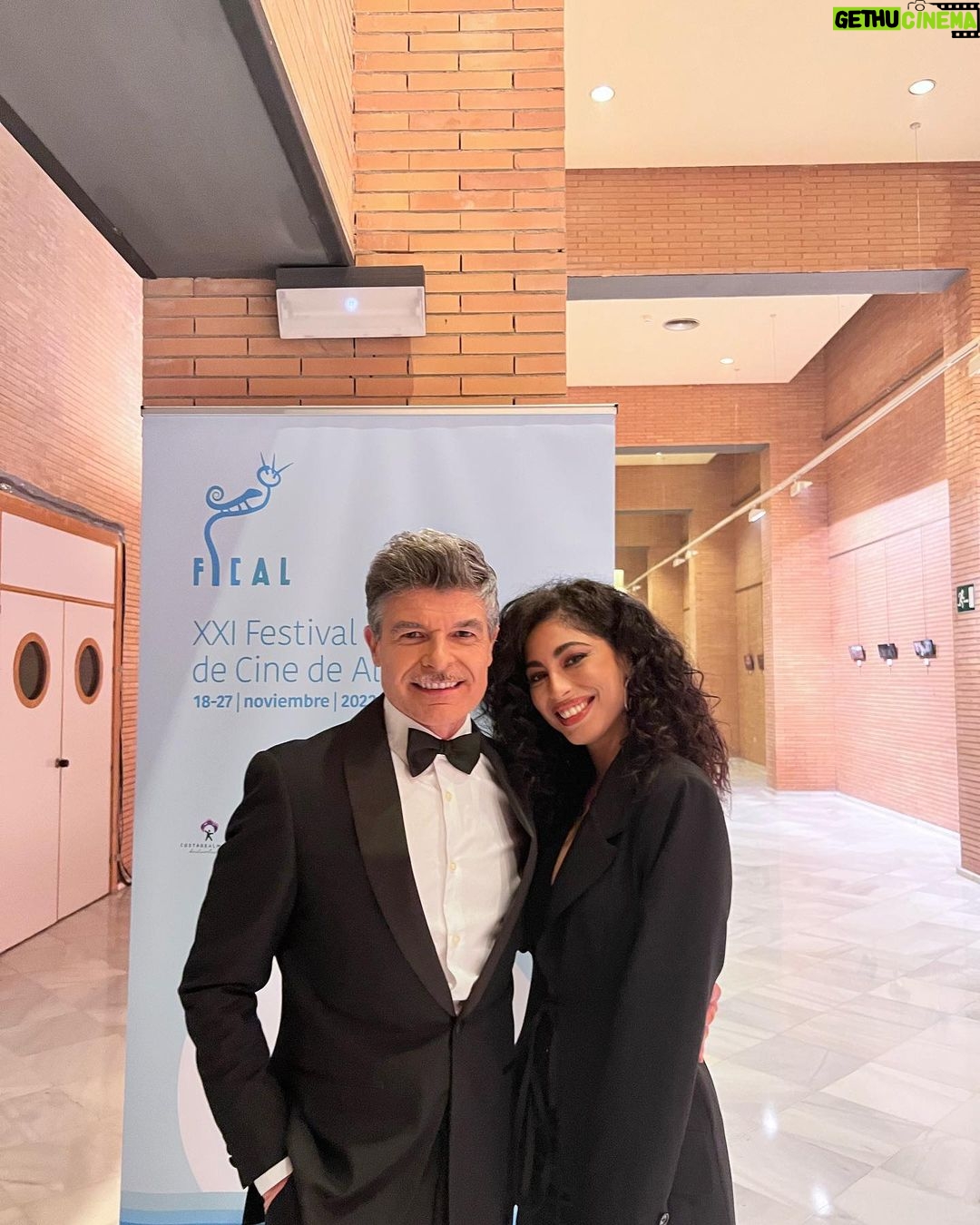 Mina El Hammani Instagram - Gracias @festivalmeria por tratarnos tan bien y cuidar cada detalle🖤 Feliz de compartir estos momentos con amig@s y compañer@s de la profesión 🫶🏽 @guerlain @lumuah @capelliercapellier @messikajewelry @ehmoda @habeyclub