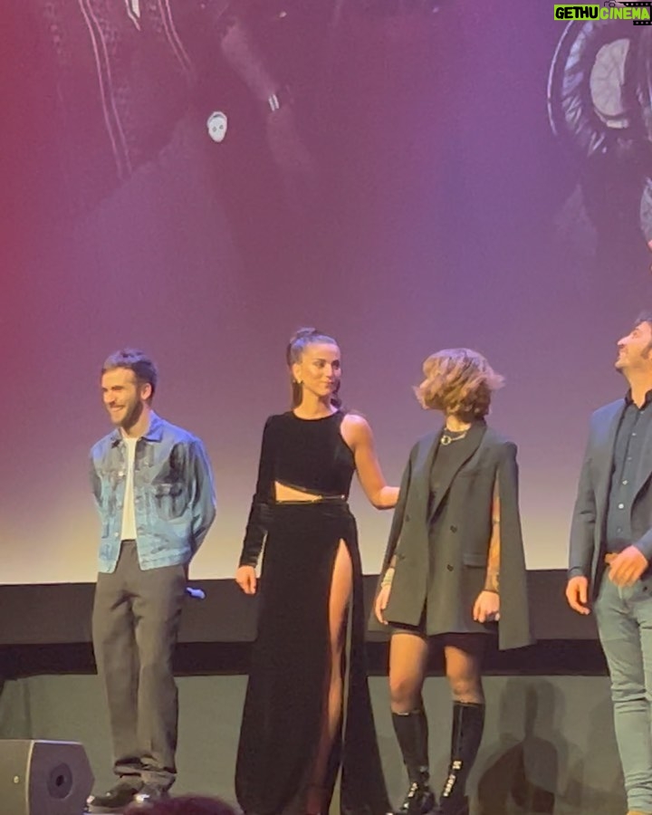 Mina El Hammani Instagram - Lo de anoche fue increíble 🖤 Que maravilla de serie, que maravilla de elenco y que maravillosa eres @claudiasalas_ te amo infinito 🖤 No os perdáis @larutaserie en @atresplayer de verdad es brutal 🫶🏽 @capelliercapellier @sandroparis @thekooples @ehmoda @naogayoso @guerlain