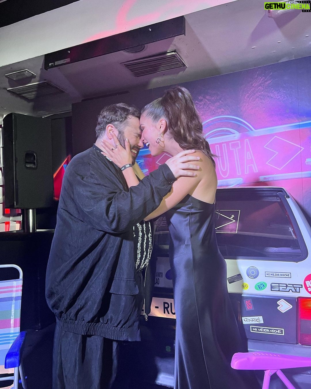 Mina El Hammani Instagram - Lo de anoche fue increíble 🖤 Que maravilla de serie, que maravilla de elenco y que maravillosa eres @claudiasalas_ te amo infinito 🖤 No os perdáis @larutaserie en @atresplayer de verdad es brutal 🫶🏽 @capelliercapellier @sandroparis @thekooples @ehmoda @naogayoso @guerlain