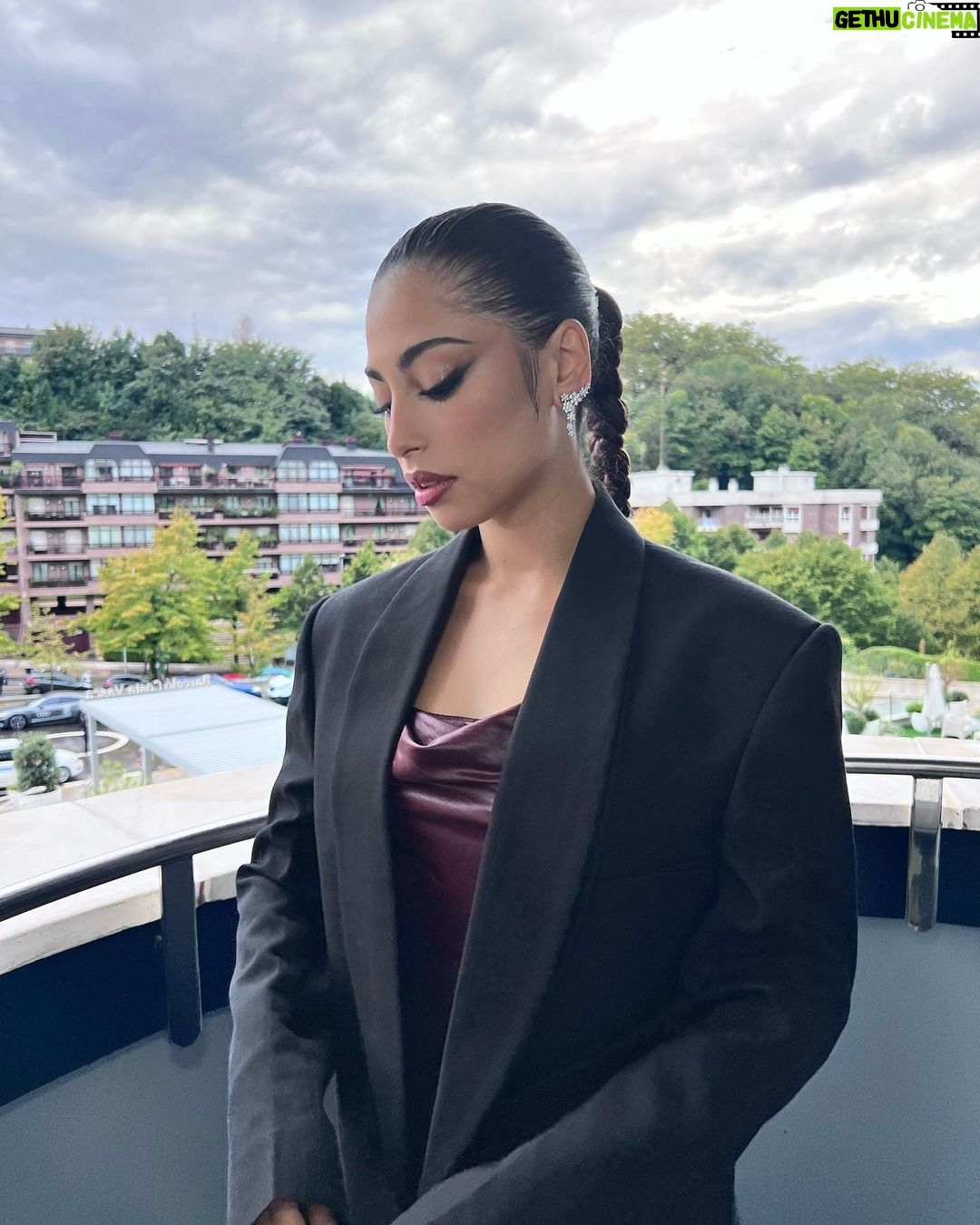 Mina El Hammani Instagram - El sábado disfrute como nunca la gala de clausura en @sansebastianfes y los días previos acompañada de grandes compañeros y compañeras de la profesión 🤍 Gracias a todo el equipo de @audispain por cuidarnos tanto y crear experiencias inolvidables❤️ Gracias @capelliercapellier @cristorguez @guerlain por acompañarme siempre y crear looks increíbles ✨ San Sebastián, Pais Vasco, Spain