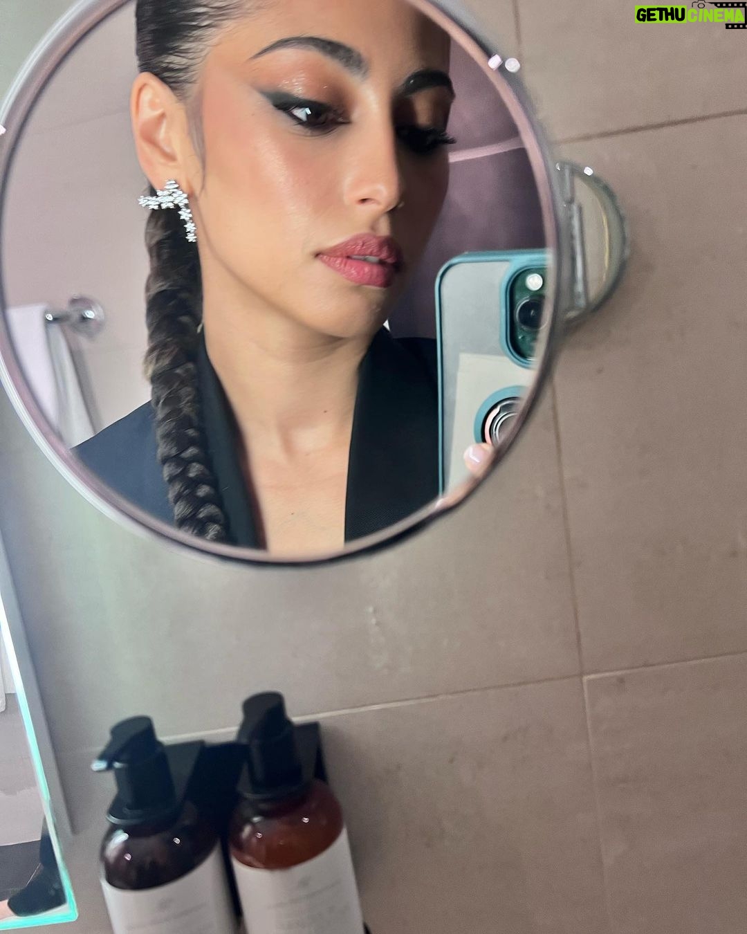 Mina El Hammani Instagram - El sábado disfrute como nunca la gala de clausura en @sansebastianfes y los días previos acompañada de grandes compañeros y compañeras de la profesión 🤍 Gracias a todo el equipo de @audispain por cuidarnos tanto y crear experiencias inolvidables❤️ Gracias @capelliercapellier @cristorguez @guerlain por acompañarme siempre y crear looks increíbles ✨ San Sebastián, Pais Vasco, Spain