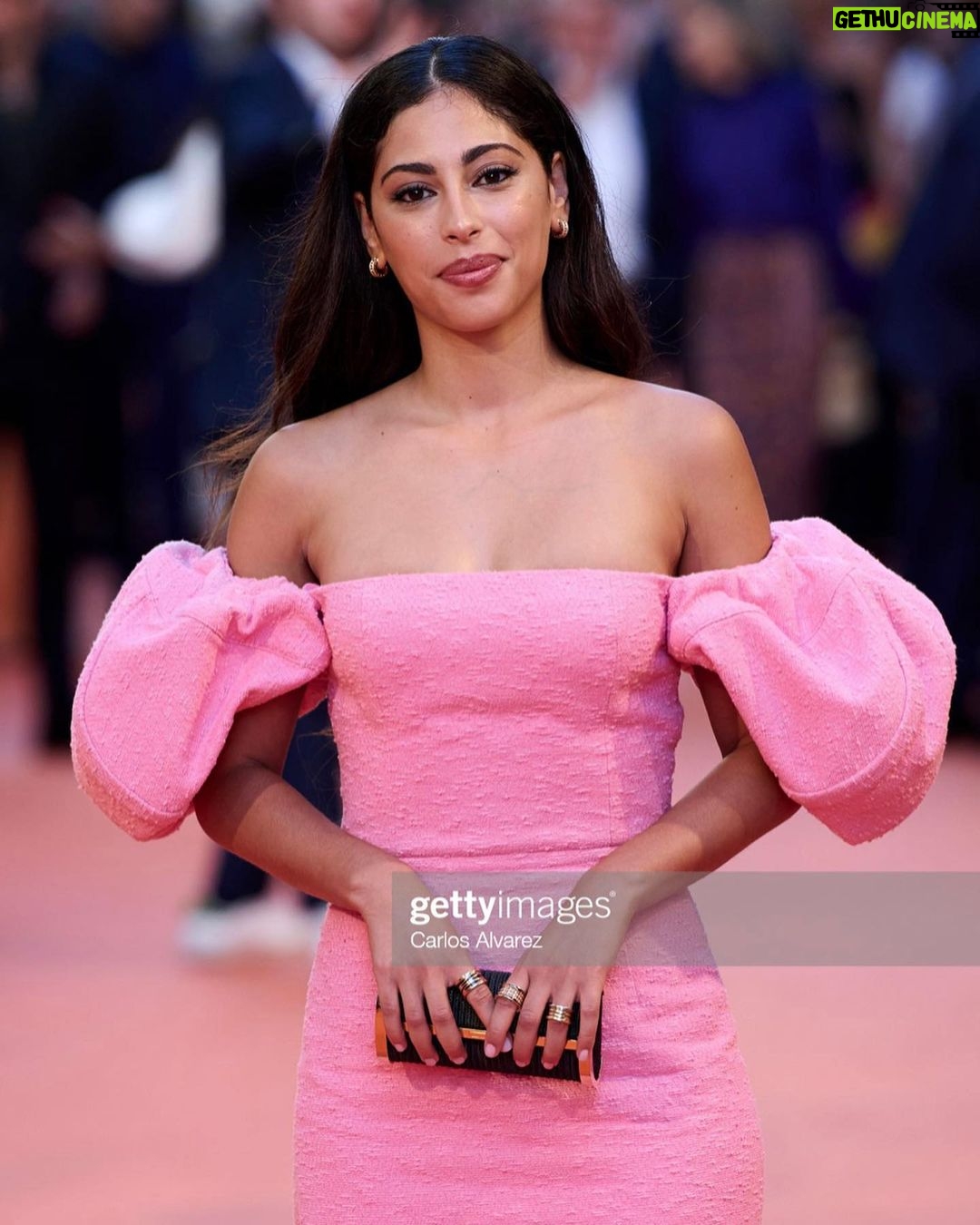 Mina El Hammani Instagram - El sábado presentamos #historiasparanodormir en @festval_oficial 🥹 Tengo muchas ganas de que salga ya ❤️ Gracias infinitas a @guerlain @carolinaherrera @bulgari @alohas @extensionmania 🙏✨ Y gracias a mis chicas @naogayoso por prepararme con mucho amor y muchas risas💕 y a mi @capelliercapellier por estar siempre conmigo en todos los momentos 🤍
