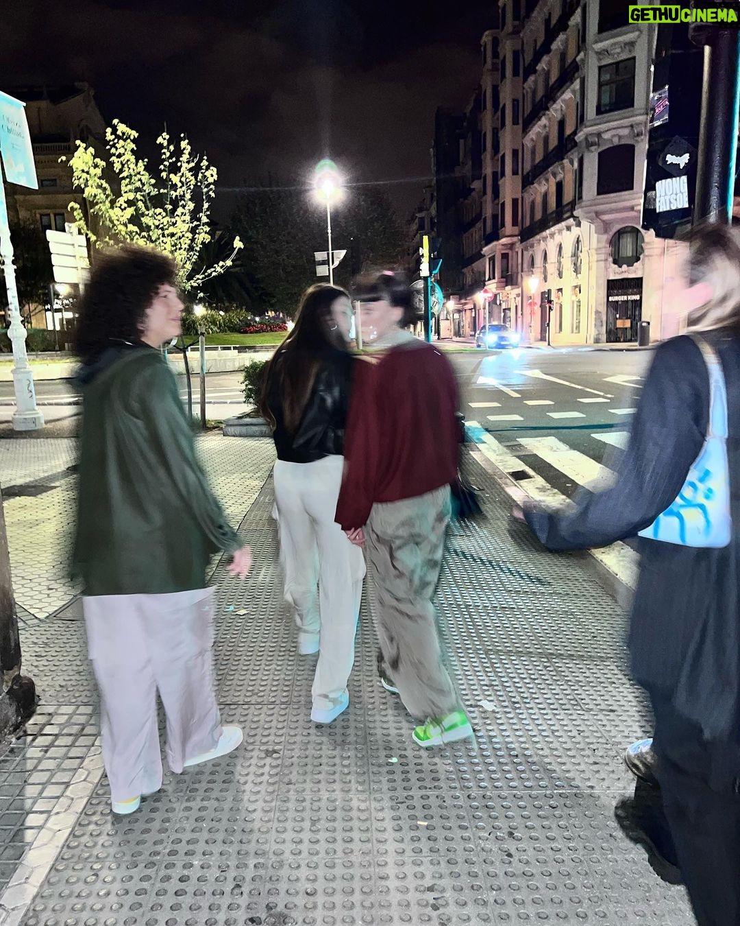 Mina El Hammani Instagram - 24 horas en San Sebastián celebrando a mi @rosamarti__ 🌹