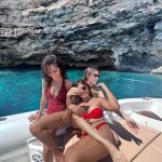 Mina El Hammani Instagram - Cada segundo a vuestro lado me habéis hecho la mujer más feliz del planeta🥹 @javierariano7 @lauramontesinos43 @marianasalazar.r OS AMOOOOOOOOOOOOOOOOOOOOO!!!!!!!♥️♥️♥️♥️♥️♥️♥️ @mrkilombo que descubrimiento de ser humano querido 💙 Gracias infinitas @ivankhanet @lagoresortme @aquarium_rte por cuidarnos tanto y mimar cada detalle! 🙏🫶 Lago Resort Menorca, Suites Del Lago