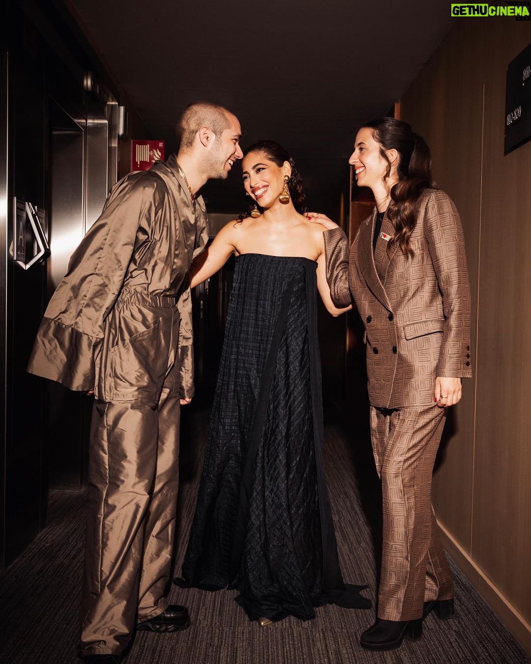 Mina El Hammani Instagram - Es un honor haber sido parte de esta gran celebración del cine y haber compartido nuestra historia con el público. Gracias @festivalmalaga ❤️ Gracias a mis queridos @cancandela3 @quiet_producciones @unfilmdepablo por vuestra dedicación y trabajo me siento muy orgullosa y afortunada de ir agarrada de vuestra mano ❤️ Gracias @sofiapedroche por acompañarme en cada paso del camino y ayudarme en todo 🥹 Gracias @evitacalleja quien ha sido fundamental en la promoción de nuestro corto ✨ Gracias @mariabarrancooficial y @elisa_matilla por vuestros increíbles personajes y vuestra generosidad 🫶🏽 Por último, quiero agradecer a todo el equipo que hizo posible este cortometraje, gracias a todo el equipo técnico y artístico por poner vuestra energía y tiempo para que “Rubio Cobrizo" se convirtiera en una realidad ✨ ¡Gracias de todo corazón! Gracias @davidgallardophoto por tu tiempo y tus increíbles fotos 🙏 Gracias a mi querida @capelliercapellier por los increíbles looks 🫶🏽 @boss @valytyplace Gracias a mi amor @cristorguez @guerlain por mimarme siempre desde la buena vibra 🖤 #rubiocobrizo