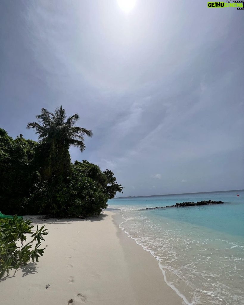 Mina El Hammani Instagram - I’m in love with this blue @emeraldmaldivesresortspa #emeraldmaldivesresortspa #natureelegance #emeraldmaldives Emerald Maldives Resort & Spa
