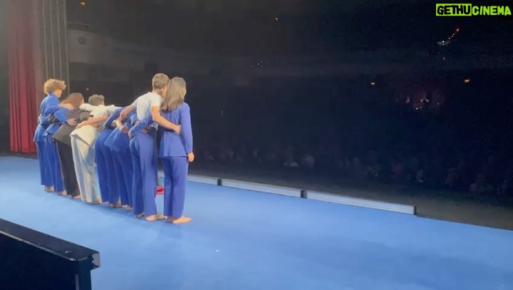 Mina El Hammani Instagram - Gracias Logroño💙 lo de anoche fue espectacular 🥹 Van quedando menos funciones y una se pone un poco tristona por acabar la gira 🥲 Disfrutar de mi trabajo y hacerlo con personas que quiero y admiro es lo mejorcito de lo mejorcito🥹 Si queréis viajar a Tebas os esperamos en @teatroolympia del 2 al 5 de febrero💙 #edipoatravesdelasllamas
