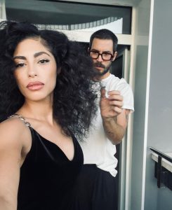 Mina El Hammani Instagram - GRACIAS @sansebastianfes @audispain por cuidarnos tanto y por vuestro cariño 🌹♥️ @galvanlondon @barcenajoyas @capelliercapellier @guerlain @yosbaute ♥️ San Sebastián, Pais Vasco, Spain